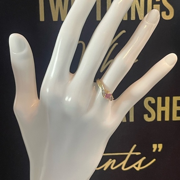 Jewelry - Stunning 14K Gold stamped 6 Diamond 💎 & Pink gemstone Ring